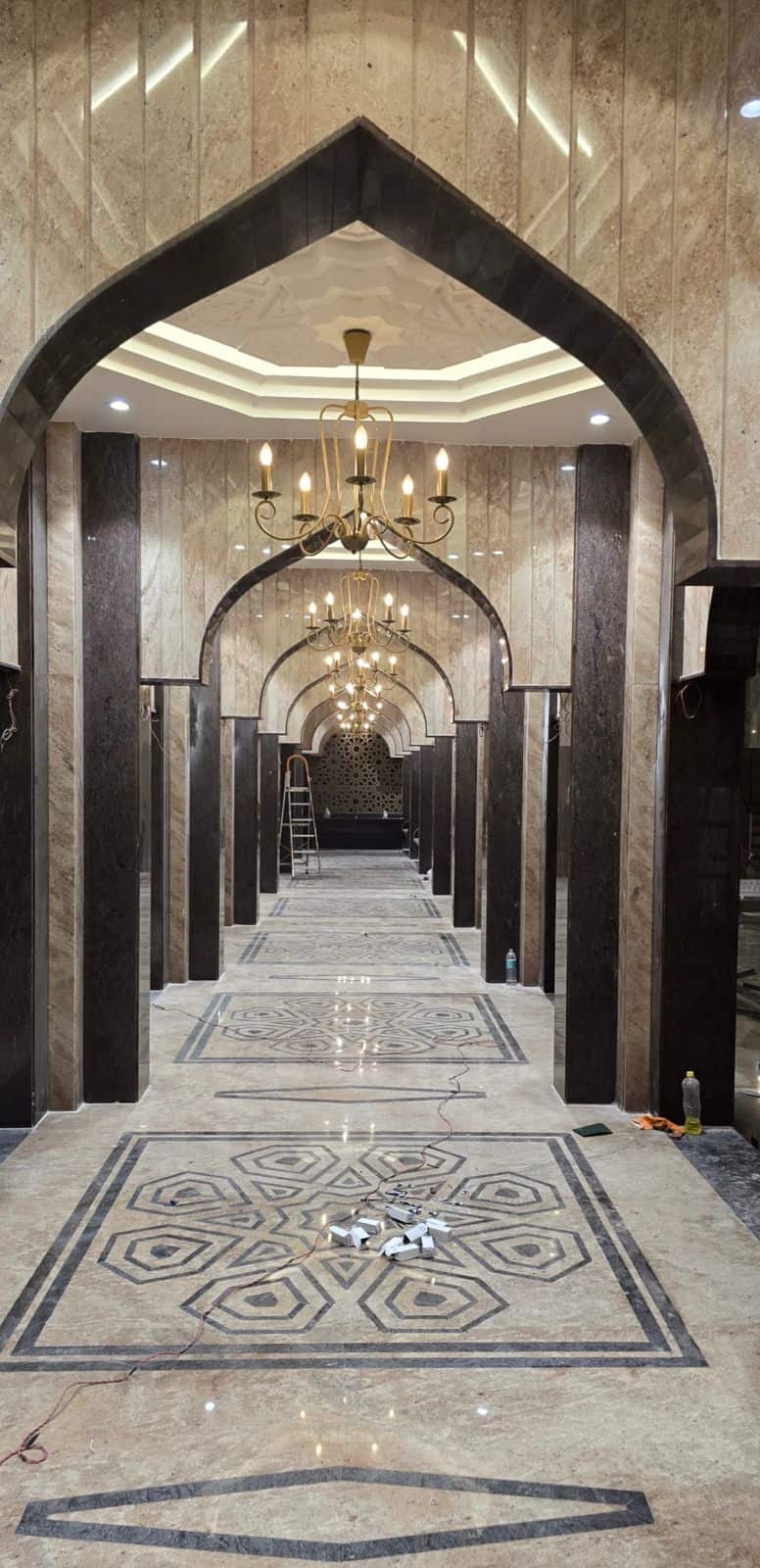 داخل المسجد — عقود إسلامية وأرضيات رخامية