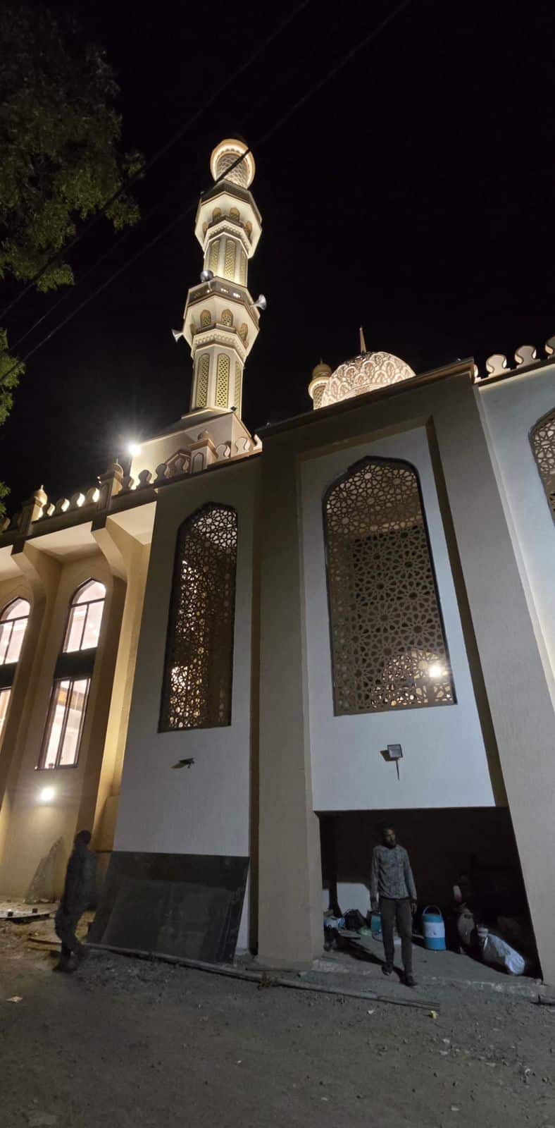 خارج المسجد — مئذنة وجالي