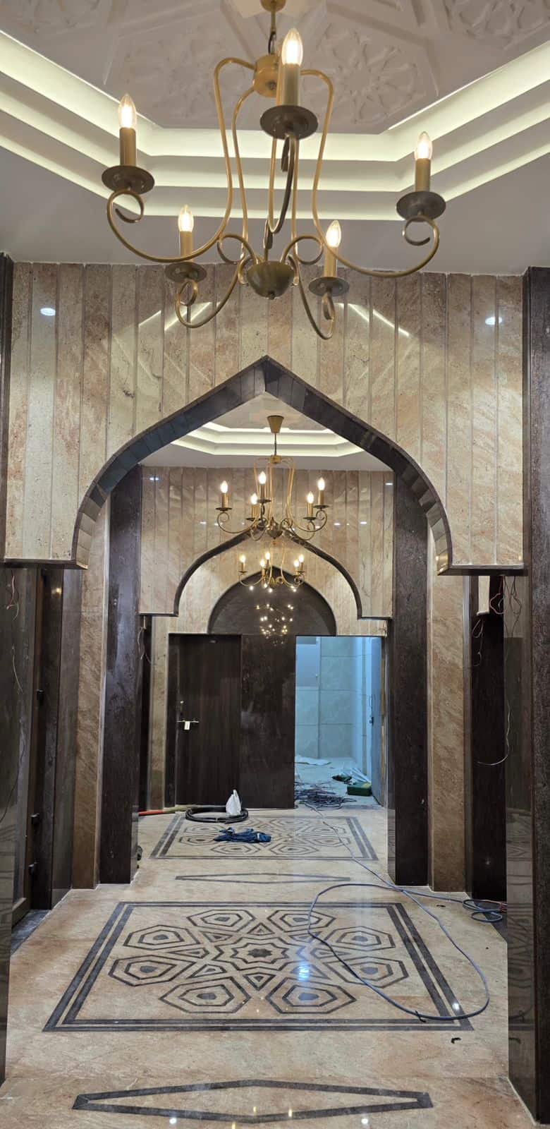 داخل المسجد — ترصيع هندسي
